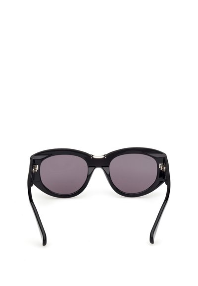 Gafas de sol con montura de plástico negra, lentes redondas con tintado oscuro y patillas ligeramente curvadas, mostradas sobre un fondo blanco.