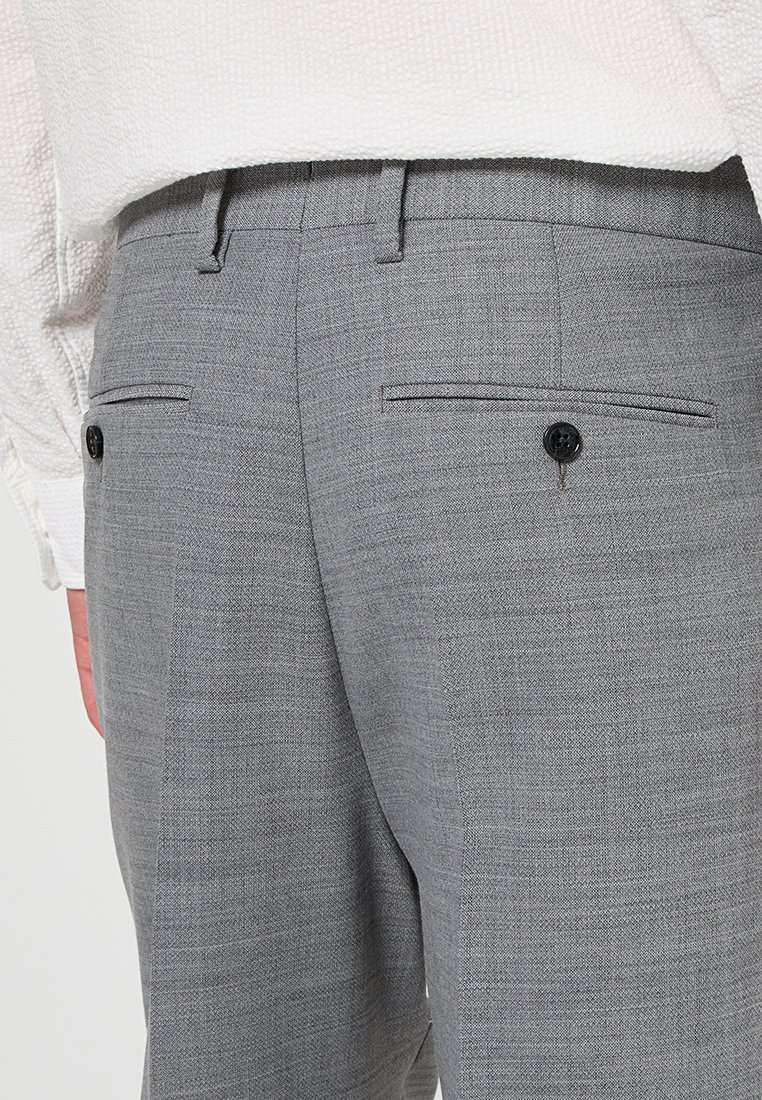 RELAXED FIT