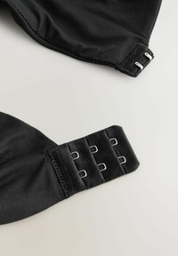Schwarzer BH aus glattem Stoff mit Haken- und Ösenverschluss und verstellbaren Trägern. Texturiertes Band mit mehreren Verstellungsmöglichkeiten.
