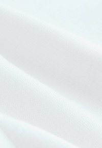 Weißer Stoff mit feiner Gitterstruktur, sanft zerknittert, mit einem leichten Glanz und glatter Oberfläche. Dezente, gleichmäßige Farbe überall.