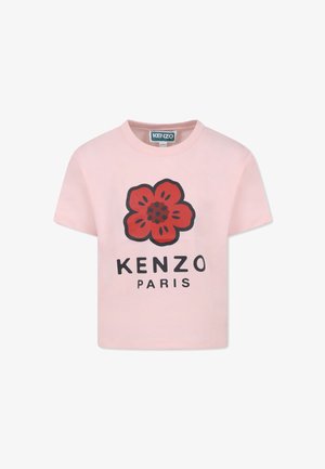 T-shirt en coton rose clair avec un grand graphique de fleur rouge et le texte noir "KENZO PARIS". Manches courtes et col rond.