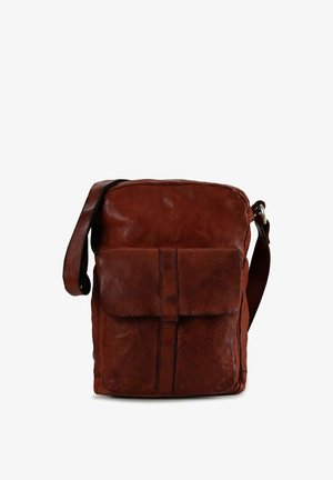 Borsa a tracolla marrone in pelle con finitura strutturata, chiusura con zip, tasca frontale con pattina e tracolla regolabile. Forma rettangolare compatta.