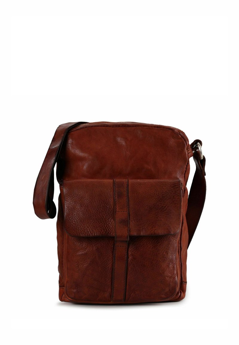 Bruine leren boodschappentas met een textuurafwerking, ritssluiting, voorflappocket en een verstelbare riem. Compacte rechthoekige vorm.