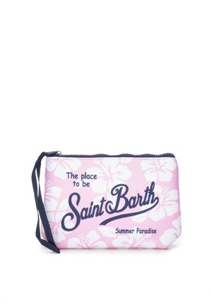 Bustina da polso rosa con cerniera con fiori bianchi di ibisco e testo blu navy con la scritta "The place to be Saint Barth Summer Paradise."