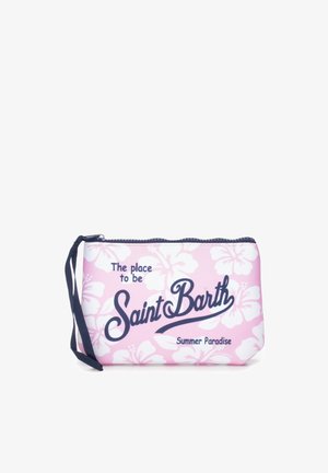 Bustina da polso rosa con cerniera con fiori bianchi di ibisco e testo blu navy con la scritta "The place to be Saint Barth Summer Paradise."