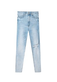 Jeans skinny de mezclilla azul claro con áreas desgastadas, una rodilla rasgada y cinco bolsillos. La cinturilla cuenta con un cierre de botón y cremallera.