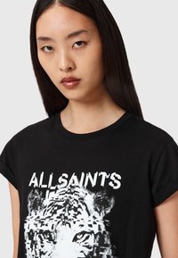T-shirt negru din bumbac, cu mâneci scurte, având un grafic cu un tigru și textul "ALLSAINTS" în litere albe distorsionate.