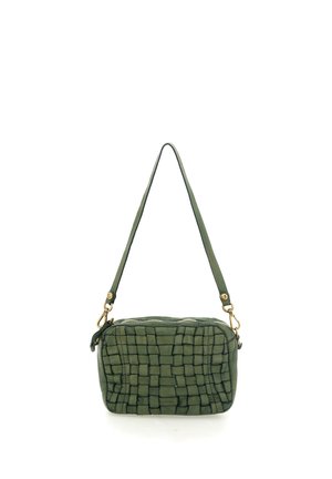 Borsa a tracolla rettangolare verde con fronte a trama intrecciata, chiusure dorate e tracolla regolabile su sfondo bianco.