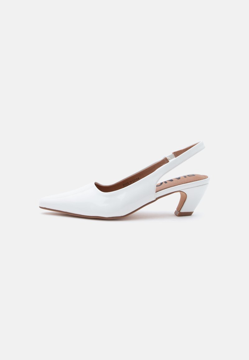 Λευκό γυναικείο παπούτσι slingback από δερμάτινο λουστρίνι με μυτερό μύτο και γωνιώδη μεσαίου ύψους τακούνι τύπου block, σε απλό φόντο.