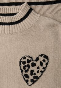 Maglione beige lavorato a maglia con colletto a coste a righe nere e un design a cuore con stampa leopardata nera sul davanti. Texture morbida.