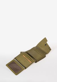 Portafoglio in pelle genuina verde oliva con zip, multiple fessure per carte e tasca trasparente per documento d'identità. Texture liscia con branding minimal.