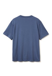 Camiseta de algodón de un color azul oscuro sólido, con cuello redondo, mangas cortas y un corte relajado con un dobladillo recto.