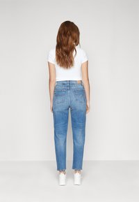 Tommy Jeans MOM JEAN  - Laisvo kirpimo džinsai - denim medium