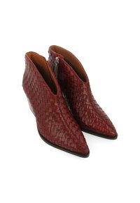 Botines de cuero burdeos trenzado con punta afilada, cremallera lateral y forro interior suave. Presentan un tacón bajo y un patrón texturizado.