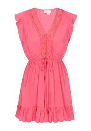 Rochie scurtă roz cu decolteu în V, dantelă pe margine, mâneci scurte în volane, talie cu șnur și tiv flared cu volane. Textura fină a stofei.