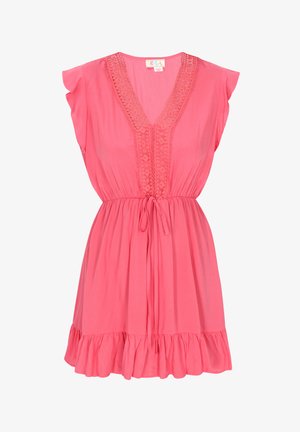 Rózsaszín rövid ruha V-nyakkivágással, csipkeborítással, rövid fodros ujjal, húzózsinórral ellátott derékrésszel és fodros, bővülő szegéllyel. Simább anyagú textúra.