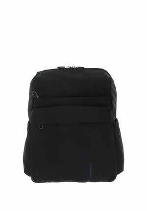 Sac à dos noir en tissu lisse et texturé avec une forme arrondie. Comprend plusieurs poches zippées et un détail logo sur le côté.