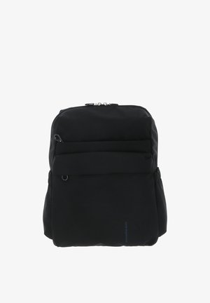 Sac à dos noir en tissu lisse et texturé avec une forme arrondie. Comprend plusieurs poches zippées et un détail logo sur le côté.