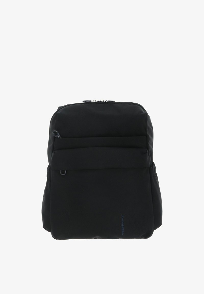 Sac à dos noir en tissu lisse et texturé avec une forme arrondie. Comprend plusieurs poches zippées et un détail logo sur le côté.