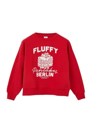 Rotes Sweatshirt mit langen Ärmeln, weißem Text "Fluffy Pancakes Berlin" und Grafik von gestapelten Pfannkuchen mit Beeren und Sirup oben drauf.