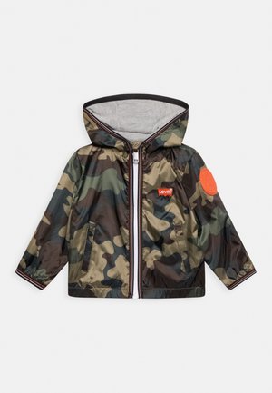 Dziecięca kurtka z kapturem w zielono-brązowy wzór kamuflażu, z zamkiem z przodu, dwoma kieszeniami, naszywką z logo Levi's na piersi oraz pomarańczową naszywką na rękawie.