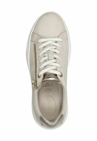Sneaker beige con finitura in camoscio liscio, lacci bianchi, un dettaglio con zip metallica e una soletta testurizzata. Suola in gomma leggera.