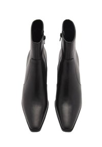 Stivaletti neri in pelle, con un design elegante, punta affusolata, superficie liscia e zip laterali. Nessun motivo o accento visibile.
