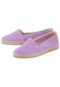 Zapatos de ante lavanda tipo slip-on con puntera redonda y suela de yute, que presentan una textura suave y un diseño minimalista.