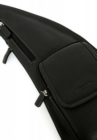 Borsa a spalla nera in pelle con superficie texturizzata, dotata di una tasca frontale con zip e dettagli in metallo argentato. Le cuciture bianche delineano il design.