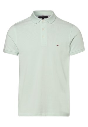 Hellgrünes Poloshirt mit kurzen Ärmeln, Kragen, drei Knöpfen und einem kleinen Tommy Hilfiger-Logo auf der linken Brust.