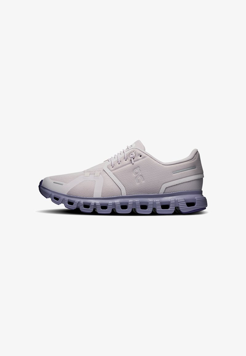 Chaussure de sport gris clair avec tige en mesh, design à lacets et semelle segmentée dans une teinte plus foncée pour l'amorti et le soutien.