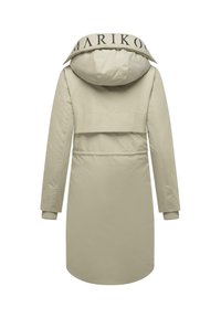 Beige gewatteerde jas met een capuchon, voorzien van een brede kraag met de letters "MARIKOO", geribbelde manchetten en een gebogen zoom aan de achterkant.