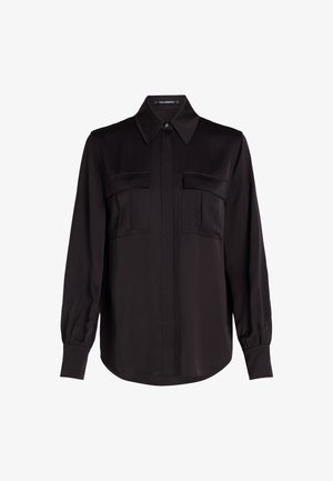 Camicia nera a maniche lunghe realizzata in tessuto liscio. Presenta un colletto con bottoni, due tasche sul petto e un orlo rettilineo con una leggera arricciatura ai polsini.