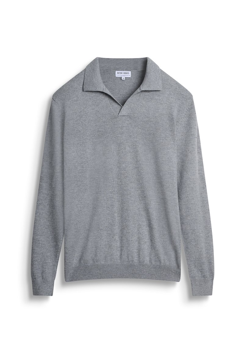Pullover in maglia grigia a maniche lunghe con colletto, caratterizzato da una texture morbida e una vestibilità rilassata. Etichetta visibile all'interno del collo.