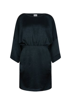 Robe noire fripée avec une coupe ample, des manches trois-quarts et une taille élastique. Texture lisse et décolleté rond.