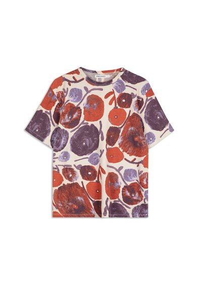 Krátký rukáv, bavlněné tričko s krémovým pozadím, zdobené květinovým vzorem v červených a purpurových tónech, s kulatým výstřihem a volným střihem.