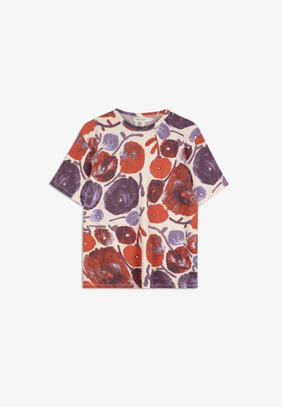 Krátký rukáv, bavlněné tričko s krémovým pozadím, zdobené květinovým vzorem v červených a purpurových tónech, s kulatým výstřihem a volným střihem.