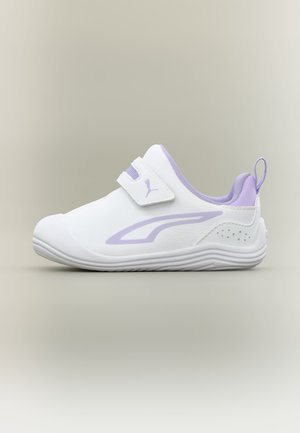 Weißer und hellvioletter Kindersneaker mit Klettverschluss, weich gepolstertem Kragen und Zuglasche an der Ferse auf einfarbigem Hintergrund.