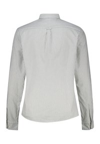 Camisa de manga larga en gris claro con finas rayas blancas, cuenta con un pliegue en la parte posterior, puños abotonados y un cuello clásico. Textura de tela suave.