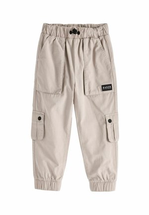 Pantalons cargo beiges en tissu léger, avec une taille élastique, des poches latérales et des ourlets resserrés. Logo BAKER visible sur la poche.