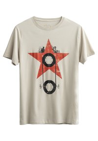Beige katoenen t-shirt met een rode ster grafiek, een zwart cirkelontwerp en een verouderd detail. Korte mouwen en een ronde hals.