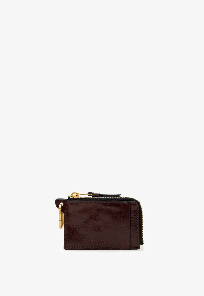 Donkerbruin leren portemonneetje met rits, goudkleurige sleutelclip en een geperst merkembleem aan de voorkant.