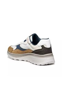 Sneaker caratterizzato da un mix di materiali bianchi, blu navy, beige e grigio scuro. Pannelli in suede testurizzato e pelle liscia con una suola spessa.
