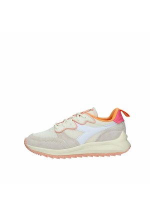 Sneaker con una toma in rete beige chiaro, accenti in morbido suede, dettagli bianchi e rosa, e una suola chunky pastello. Interno arancione.