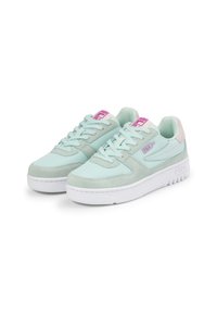 Sneaker verde menta realizzate in rete e suede. Presentano una suola in gomma bianca, accenti rosa pastello e un marchio viola sulla linguetta.