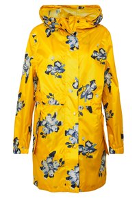 Chaqueta impermeable amarilla con un patrón floral en azul y blanco. Presenta una capucha, cierre de cremallera y bolsillos laterales. Textura suave y brillante.