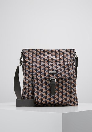 Bolso bandolera con patrón geométrico marrón y negro, bolsillo frontal con hebilla y correa de tela negra ajustable sobre superficie blanca.