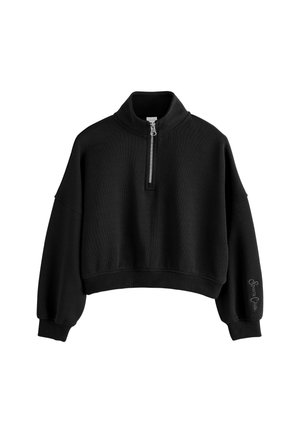 Sort cropped sweatshirt med lange ærmer, ribmanchetter og ribkant, samt en halvlange lynlås i kraven, med lille tekst på ærmet.