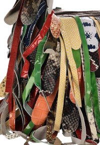 Multifarvet håndtaske med forskellige teksturerede læderstrimler i nuancer af rød, grøn, orange, gul og slangeskindsmønstre.