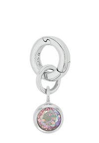 Orecchino a cerchio in argento con un piccolo anello che tiene un ciondolo a gemma rotonda e sfaccettata, iridescente.